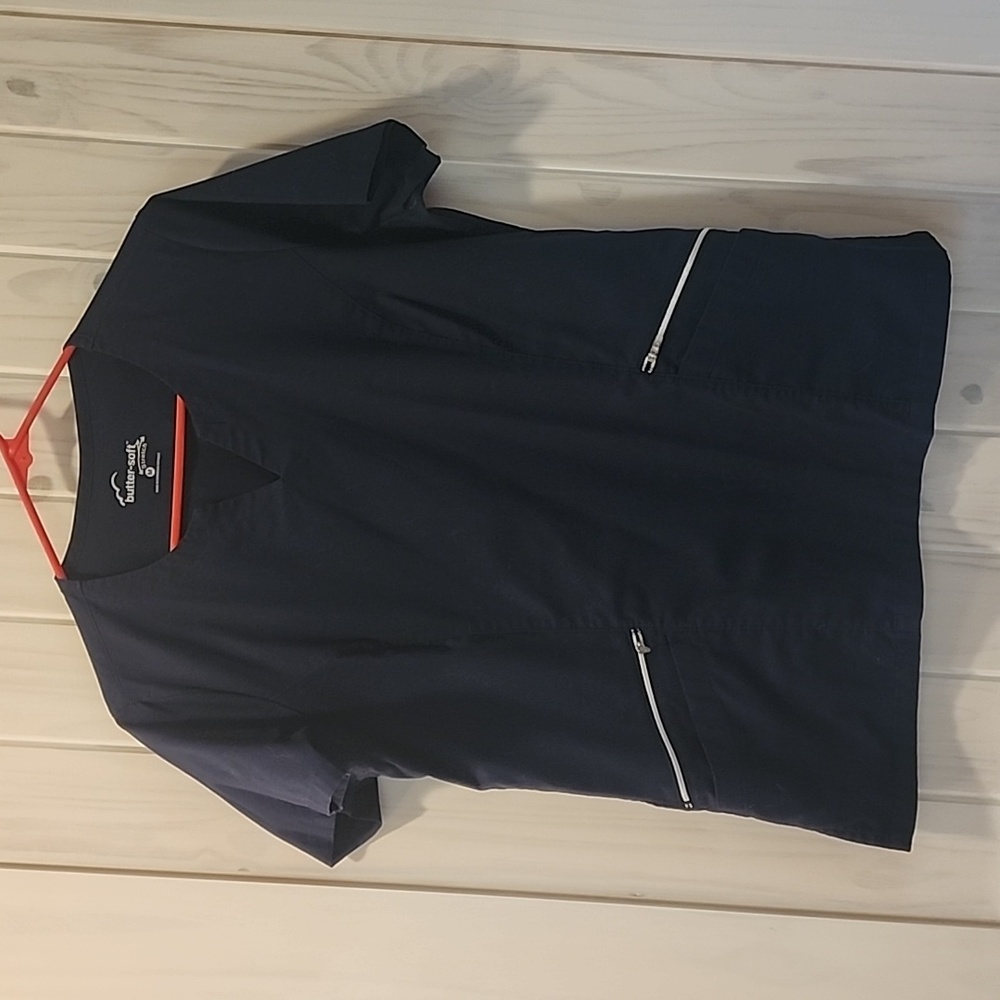 NWOT 4 pocket scrub top
